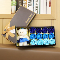 Idées cadeaux pour la Saint-Valentin : ours en peluche, fleur dans une boîte, ours en peluche, fleur de savon, boîte de fleurs artificielles en rose pour la décoration