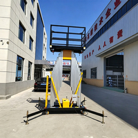 Plateforme élévatrice aérienne en aluminium à double mât durable, en alliage renforcé, avec vérins hydrauliques et pieds de support stables.