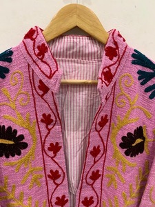 Suzani เสื้อแจ็กเก็ตแขนสั้นผ้าคอตตอนกำมะหยี่สีชมพูสำหรับผู้หญิง - Product Image 2