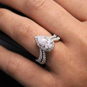 Bague en forme de goutte d'eau pour femmes, pierre pavée scintillante, bijoux créatifs à la mode pour les doigts - Product Image 2