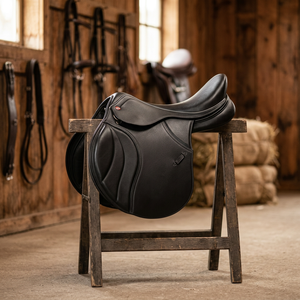 Selle de dressage anglaise en cuir de qualité supérieure, écologique, avec arceau en bois, confort et performance inégalés, Cosmico - Product Image 2