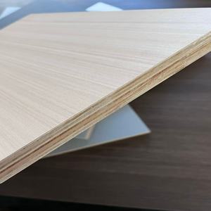 Moderne Weißeichen-PVC-Furnierplatten Erstklassige E0 Feuchtigkeitsbeständige Wasserdichte Laminatplatten 1 Jahr Lagernutzung Innenbereich - Product Image 3