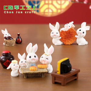 weij Adornos Decorativos de Resina para Jardín, Escritorio y Coche, con Diseño de Conejito y Pastel Lunar para el Festival de Medio Otoño - Product Image 1