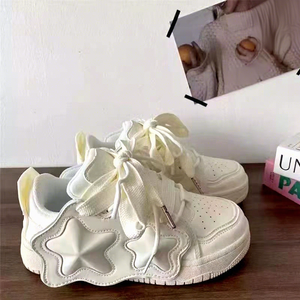 Sneakers Casual <span class=keywords><strong>da</strong></span> Donna Trendy con Decorazioni a Stella, Colori a Contrasto, Lacci Spessi in Denim, Punta Perforata e Suola Antiscivolo in Gomma - Product Image 3