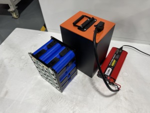 Batterie rechargeable 48V 60V 72V 30Ah 50Ah 65Ah 80Ah 100Ah 130Ah pour moto 2000W 3000W 5000W Moteur EM4830 Batterie LiFePO4 P - Product Image 6