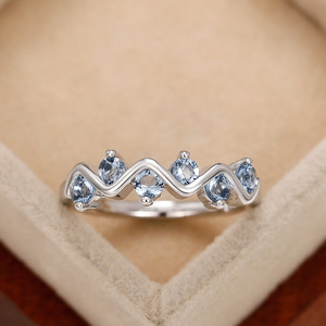 Anello a Onda con Zircone Blu per Donne, Gioiello da Dito di Design Unico e Alla Moda - Product Image 4
