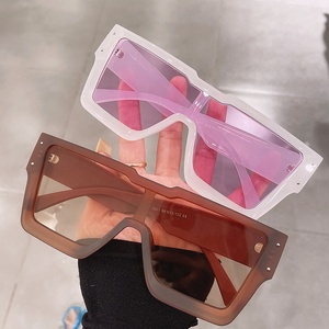 Gafas de Sol Cuadradas Retro para Mujer, Montura Grande, Negras, de Moda, Lujosas, Extra Grandes, 2022 - Product Image 3