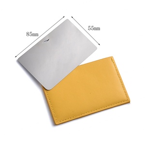 Espejo de Maquillaje de Doble Cara con Diseño Hueco en Color Amarillo y Estuche de PU - Product Image 4