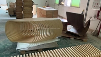 Grande table à manger moderne en bois massif avec base courbée artistique pour hôtel, restaurant, villa, mobilier de maison