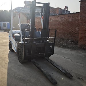 Chariot élévateur diesel TCM FD30 de 3 tonnes d'occasion avec déplaceur latéral hydraulique et pneus pleins - Bon état de fonctionnement - Product Image 3