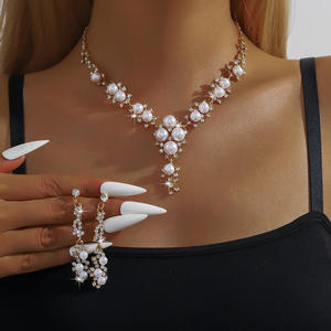 Ensemble de bijoux élégant et romantique avec perles et strass floraux, avec boucles d'oreilles, directement de l'usine - Product Image 1