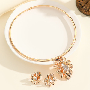 Hot Sale Golden <b>Flower</b> Collar Pendant Inlaid Rhinestone Alloy Necklace Earrings Set Ladies Jewelry Factory Direct Supply - Product Image 3