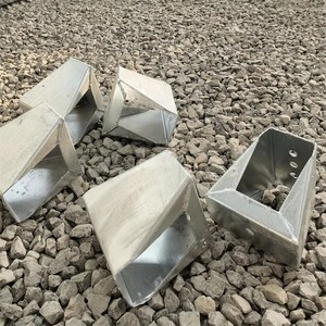 Kit Completo di Guardrail con Travi, Pali, Blocchi, Bulloni, Dadi e Terminali per l'Installazione Completa del Progetto - Product Image 2