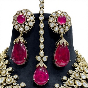 Ensemble de collier et boucles d'oreilles de fiançailles et de mariage classiques en moissanite plaqué or de qualité supérieure pour femmes - Product Image 2