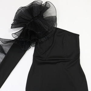 ชุดราตรีเดรสยาวแบบไหล่เดียวประดับระบายแขนเสื้อ ดีไซน์หรูหราสำหรับผู้หญิง - Product Image 5