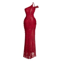Robe rouge à paillettes avec design asymétrique à une épaule et panneau transparent