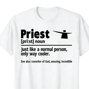 T-shirt humoristique avec citation sur la définition du prêtre, humorisme religieux du clergé, cadeau pour les travailleurs de l'Église catholique - Product Image 2