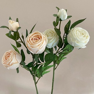 زهور صناعية من الحرير على شكل ورود حمراء بثلاثة رؤوس وفروع خضراء بطول 45 سم لتزيين المنزل وحفلات الزفاف وعيد الحب - Product Image 6