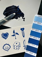 Maßgefertigter, gestanzter, siebbedruckter Cartoon-Pin im Klein Blue Dark Style aus Kunstpapier für Kleidung, Taschen und Accessoires