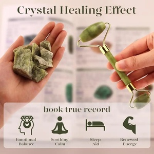 Ensemble <span class=keywords><strong>de</strong></span> <span class=keywords><strong>rouleau</strong></span> <span class=keywords><strong>de</strong></span> <span class=keywords><strong>jade</strong></span> et <span class=keywords><strong>de</strong></span> gua sha en néphrite naturelle Xiuyan avec logo personnalisé, en pierre verte <span class=keywords><strong>de</strong></span> type calcaire, à picots, pour le massage du visage, avec boîte, offrant des <span class=keywords><strong>bienfaits</strong></span> <span class=keywords><strong>de</strong></span> lifting du visage - Product Image 2