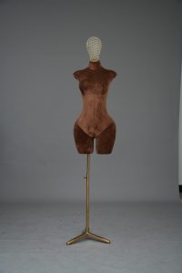 Maniquí de torso curvilíneo para mujer talla grande BBL con <span class=keywords><strong>busto</strong></span> y caderas grandes, ajustable, de espuma rígida, para exhibición de vestidos. - Product Image 4