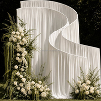 Décoration de scène de cérémonie de mariage 2026 : Support arqué métallique ondulé pour toile de fond en tissu