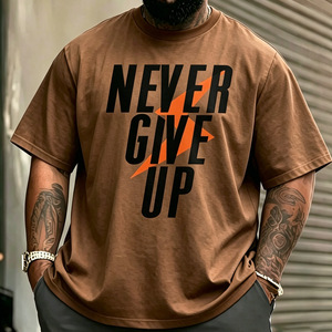 Camiseta de manga corta para hombre con estampado Never Give Up, color verde oliva, algodón, informal, cuello redondo, corte regular - Product Image 4