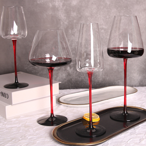 <span class=keywords><strong>Verre</strong></span> <span class=keywords><strong>à</strong></span> <span class=keywords><strong>vin</strong></span> rouge soufflé <span class=keywords><strong>à</strong></span> la main avec <span class=keywords><strong>pied</strong></span> noir Fourniture en vrac de tige rouge de couleur de pulvérisation de cristal élégant pour <span class=keywords><strong>verre</strong></span> <span class=keywords><strong>à</strong></span> champagne avec De Unique - Product Image 4