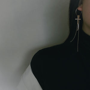 14 قيراط مملوء بالذهب الملاك الصليب شرابة الأقراط الطويلة غير المتماثلة ، بيان أقراط مستوحاة من إينستاجرام للنساء - Product Image 4