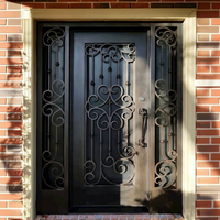 Porte d'entrée principale de villa Prima, extérieure, rustique, avec grille décorative, double porte en fer forgé, portes résidentielles