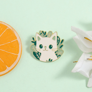 Pins de Esmalte e Broches de Lapela com Arte de Gato da Floresta, Gato Branco Fofo, Folhas Verdes e Tema Natureza, Joias para Atacado - Product Image 2