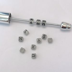 Perles de lettres acryliques brillantes noires de 5 mm pour bijoux - Product Image 2