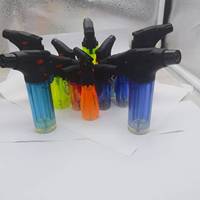 Briquets torche à gaz PQ-003 couleurs transparentes sur la table sans fond