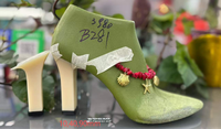 Sandales élégantes à talons hauts en résille blanche tressée, bout ouvert, avec bride arrière ornée de perles rouges, idéales pour les soirées, les bals et les événements chics.