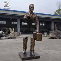 Sculpture de magnat d'affaires en bronze grandeur nature personnalisée avec valise, statue figurative surreale pour jardin extérieur, villa, décoration d'art public
