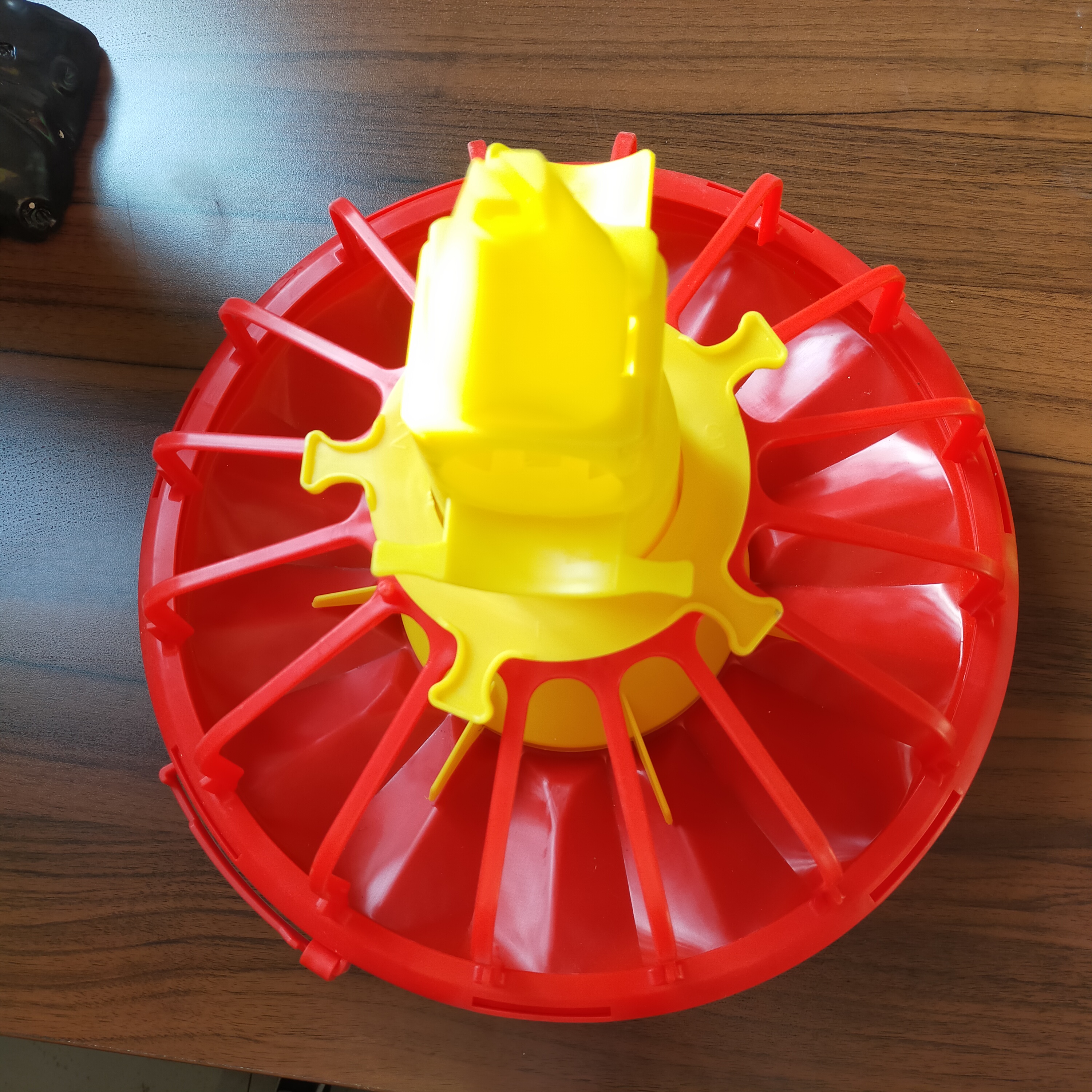 0.3 KG Poultry House Feed Pans 16 grille Chicken Pan Feeder