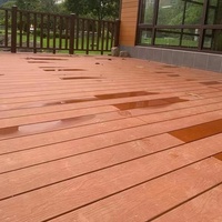 Panneau de revêtement de sol en bois composite à grain de bois résistant aux UV pour jardin extérieur