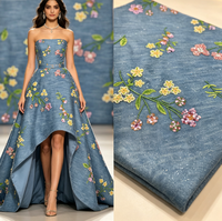 Tissu en denim bleu avec broderie florale multicolore en sequins et perles pour robes, tenues de soirée et robes de cérémonie vintage