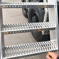 Bandes de roulement d'escalier et canal de passerelle en métal à poignée de sécurité