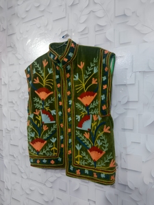 Élégant pull sans manches à superposition, ajustable avec lien à nouer, broderie florale Suzani faite main, col montant, tricoté pour l'hiver, couleur olive - Product Image 5