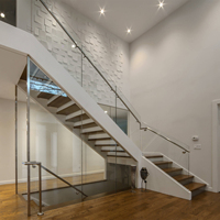 Escalier intérieur à balustrade en verre double face avec poutre blanche