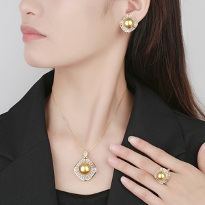 Conjunto de Joyería de Alta Calidad Ecológico con Bisel Cuadrado de Cobre, Circonita Corte Baguette de 16-12mm, Collar de Perlas Doradas, Pendientes y Anillo - Product Image 6