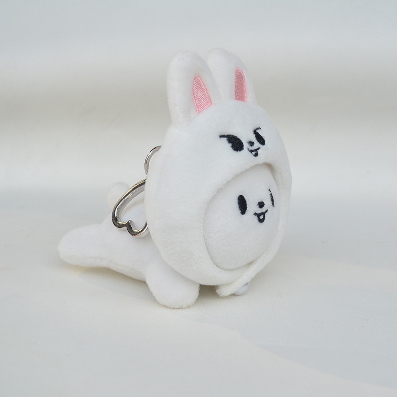Porte-clés lapin blanc à capuche, position allongée.