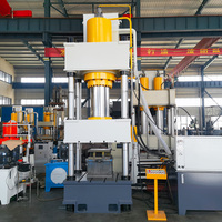 Presse hydraulique industrielle à quatre piliers de 800 tonnes pour la fabrication de coques de casques balistiques, de casques de sécurité et de panneaux de protection