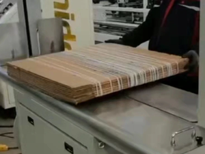 ZHENHUA Semi Automatique Carton Ondulé Pp Ceinture <span class=keywords><strong>Stapper</strong></span> Boîte De Regroupement Cerclage Faisceau Rétractable Emballage Machine D'emballage - Product Image 5