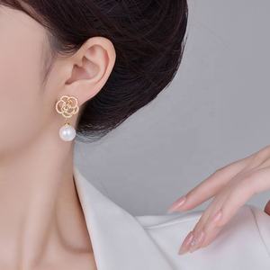 Pendientes de Perlas con Corte Princesa, Chapados en Oro de Alta Gama, con Diseño de Flor de Circonio, un Regalo Elegante para Mujer - Product Image 4