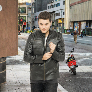 Blouson de motard rétro marron en peau de mouton pour homme avec fermeture éclair, épaulettes, bretelles, col à revers et multiples poches pour la conduite hivernale - Product Image 3