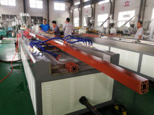 Extrusora de Doble Tornillo de Alta Capacidad para la Fabricación de Perfiles de Terraza WPC con Motor de 37kW para Reciclaje de <span class=keywords><strong>Madera</strong></span> Plástica - Product Image 6