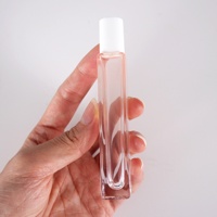 Flacon en verre carré haut de gamme de 8 ml pour huiles essentielles avec bouchon à vis hermétique et bille roll-on pour l'embouteillage de parfums