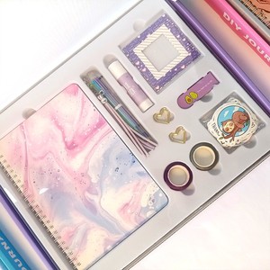 Set Diario <span class=keywords><strong>Fai</strong></span>-<span class=keywords><strong>da</strong></span>-<span class=keywords><strong>Te</strong></span> per Genitori e Figli con Stampa Digitale in Plastica Marca CHARISMA, Kit Scrapbook per Ragazze Modello JLT-S0027 - Product Image 2